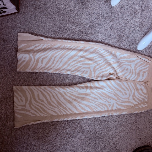 Chico’s Women's Beige Zebra Print 2PC Cashmere Blend Set - Picture 5 of 11